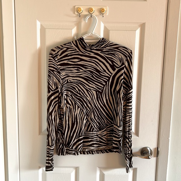 H&M Zebra Print Lightweight Turtleneck - Picture 1 of 2